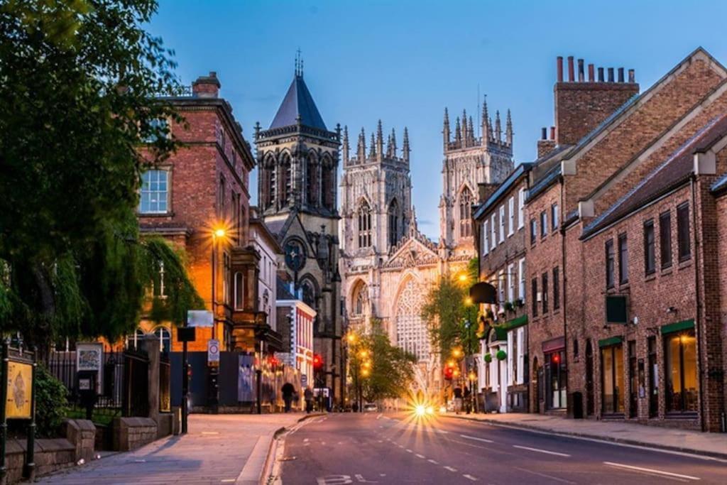 Loveyork Priory Apartment - Central With Parking エクステリア 写真